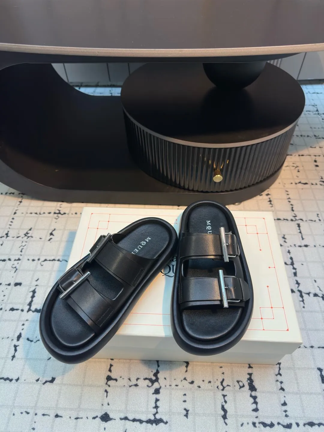 👟👟Ex-factory price 600👟👟McQueen 25ss early spring new height thick-soled buckle slippers with neat and youthful design! Comfortable and versatile, it also offers excellent durability! It combines fashion and comfort with a perfect balance of elegance. I believe every high-heeled girl will be attracted by it. Upper: Made of original cowhide. Inner foot pad: cowhide. Sole: rubber outsole. Size: 35/40 (40 is custom-made and cannot be returned or exchanged)